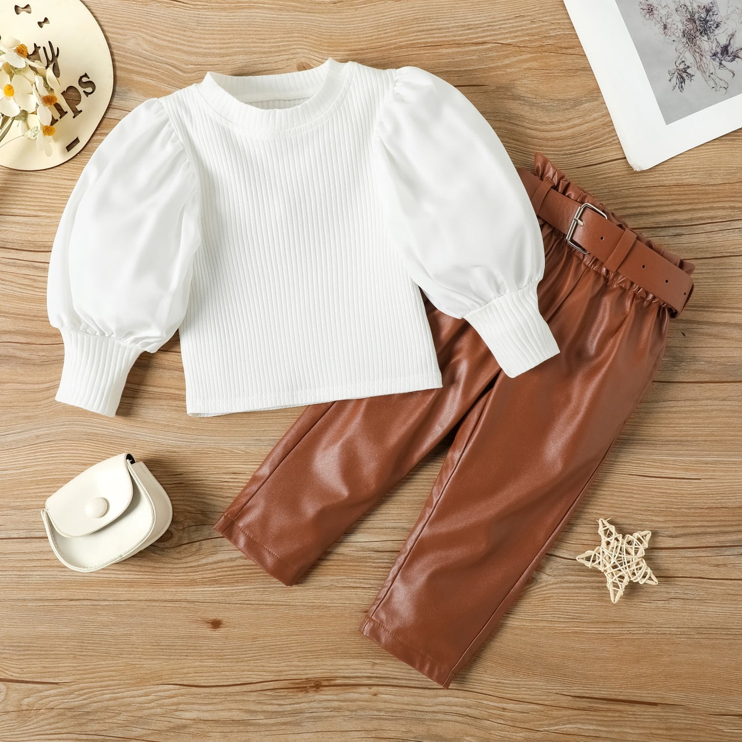 Conjunto infantil con pantalón marrón con cinturón.