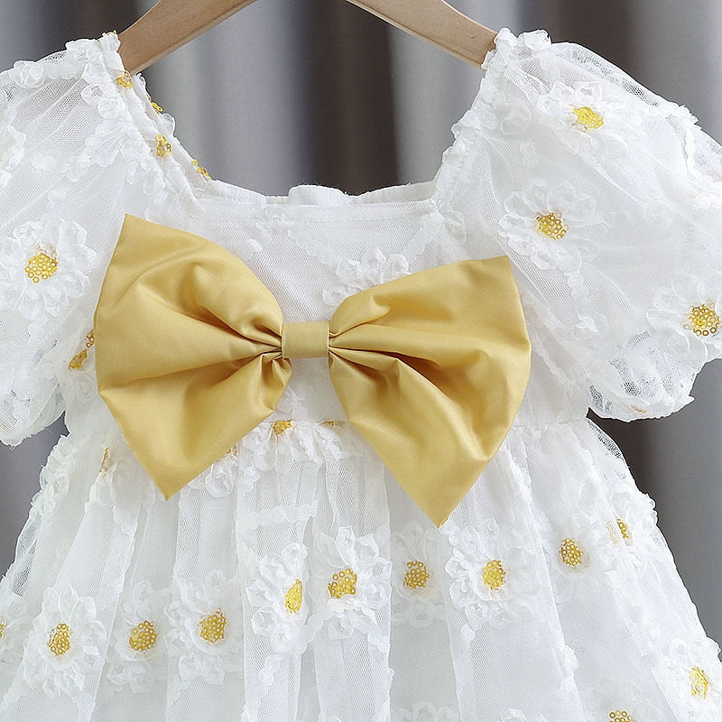 Vestido infantil con lazo amarillo