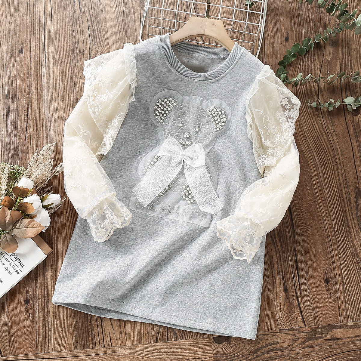 Vestido infantil con oso y encaje.