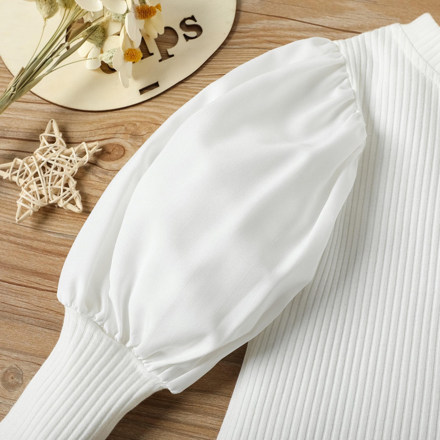 Conjunto infantil con pantalón marrón con cinturón.