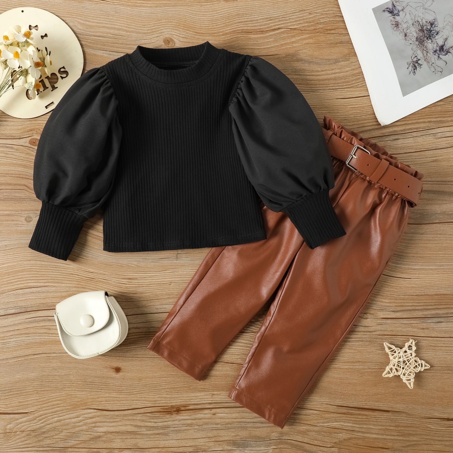 Conjunto infantil con pantalón marrón con cinturón.