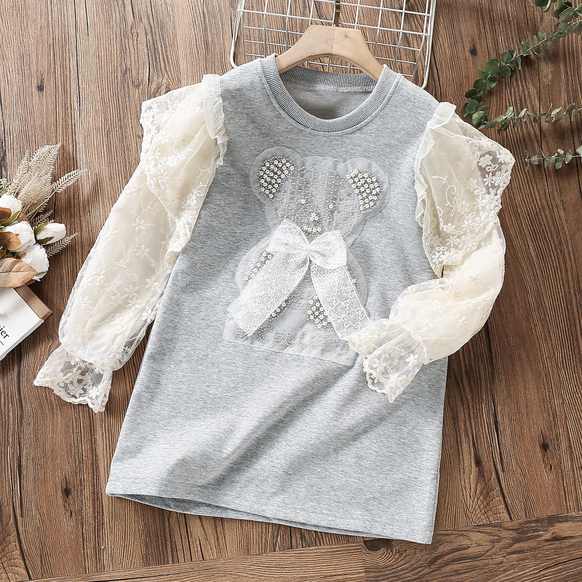 Vestido infantil con oso y encaje.