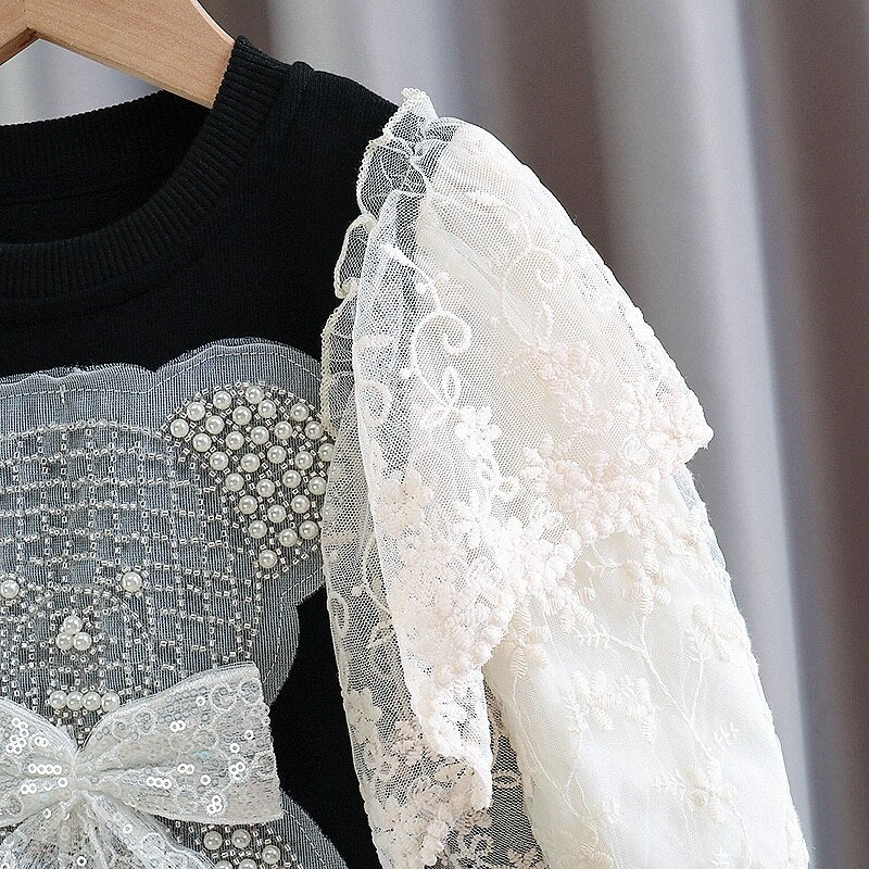 Vestido infantil con oso y encaje.