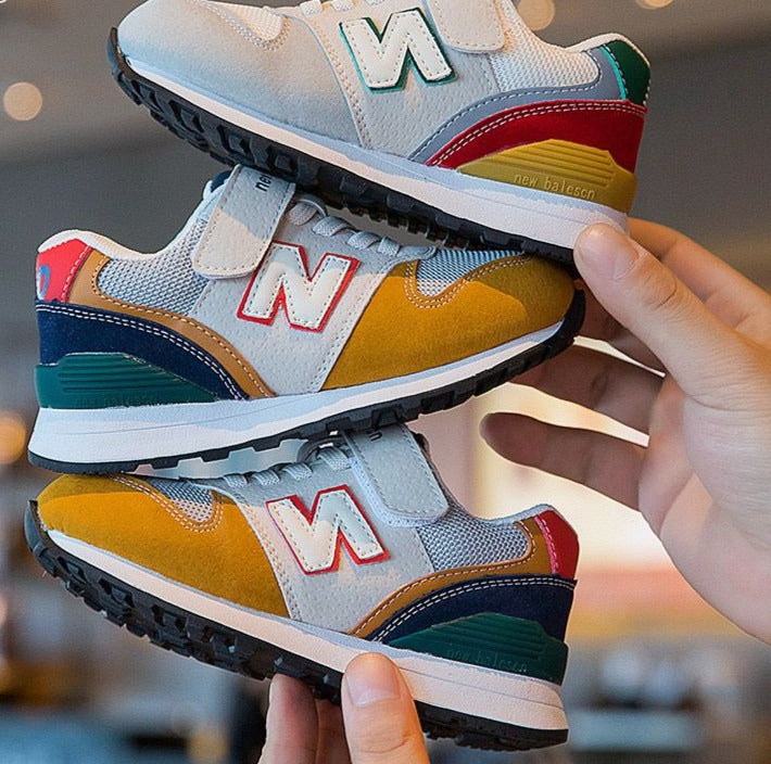 Nuevas zapatillas coloridas para niños