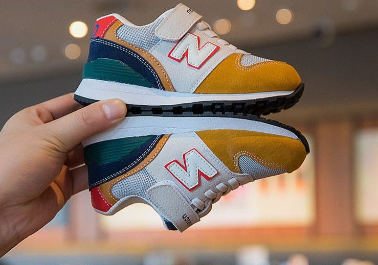 Nuevas zapatillas coloridas para niños