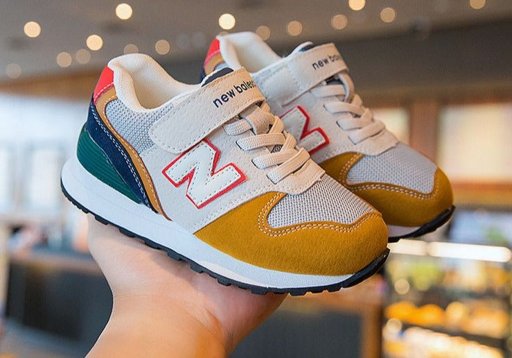 Nuevas zapatillas coloridas para niños