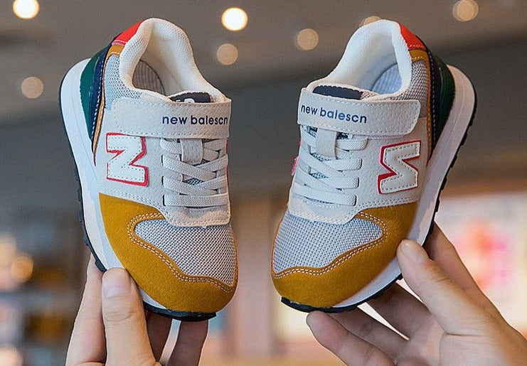 Nuevas zapatillas coloridas para niños