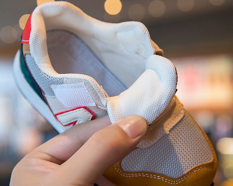 Nuevas zapatillas coloridas para niños