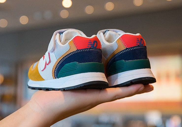 Nuevas zapatillas coloridas para niños