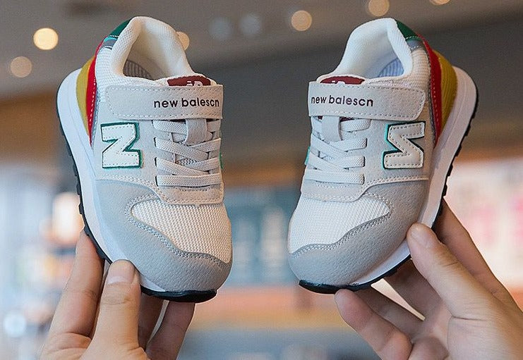 Nuevas zapatillas coloridas para niños