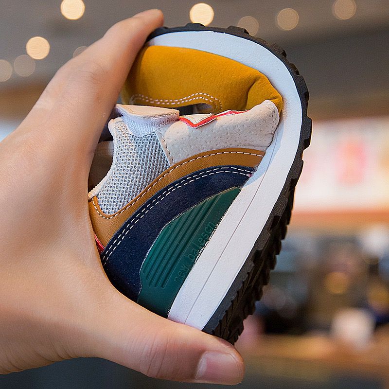 Nuevas zapatillas coloridas para niños
