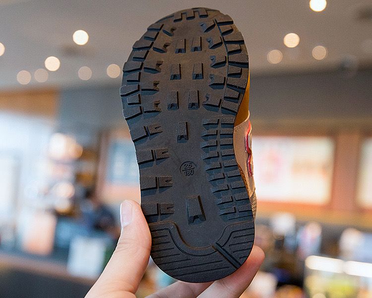 Nuevas zapatillas coloridas para niños