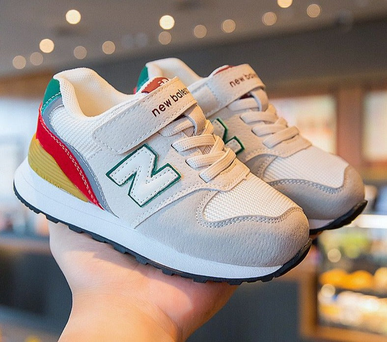 Nuevas zapatillas coloridas para niños