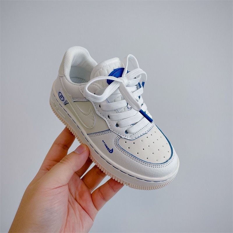 Zapatillas NK blancas y azules para niños