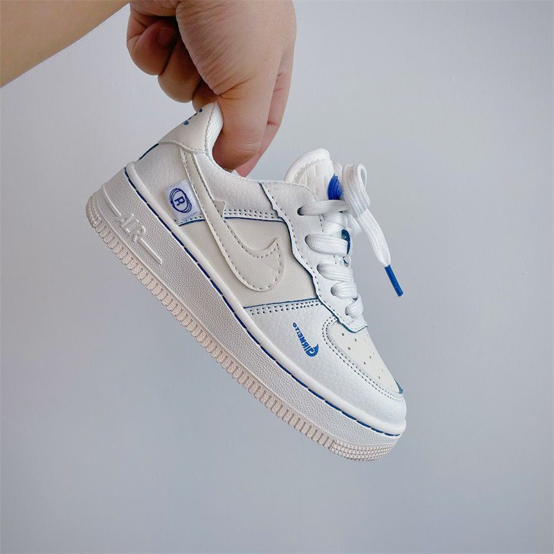 Zapatillas NK blancas y azules para niños
