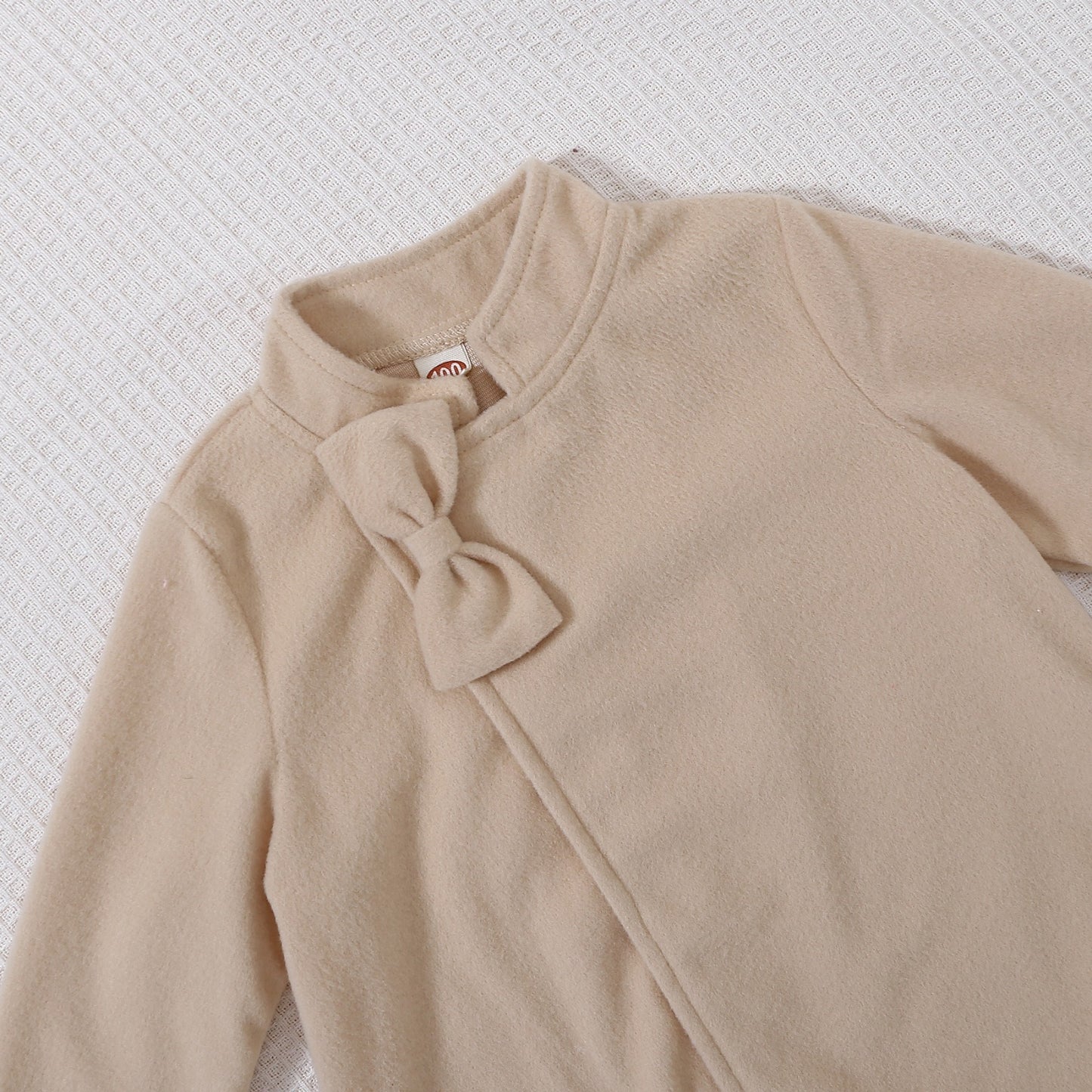 معطف بناتي مع تفاصيل فيونكة وقبعة