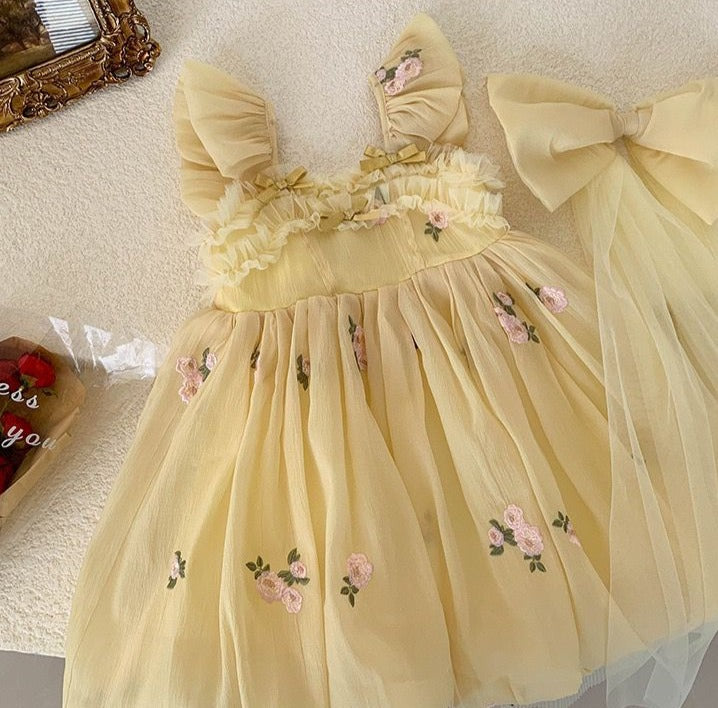 Vestido infantil amarillo con lazo de flores pequeñas