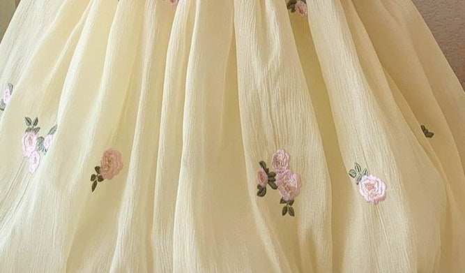 Vestido infantil amarillo con lazo de flores pequeñas