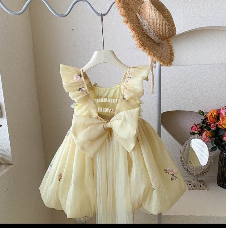 Vestido infantil amarillo con lazo de flores pequeñas