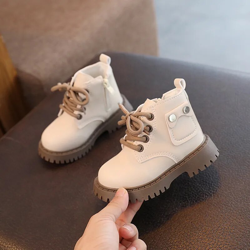 Bota infantil con botón pequeño