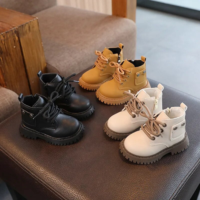 Bota infantil con botón pequeño
