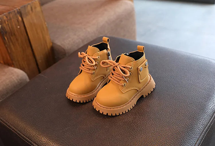 Bota infantil con botón pequeño