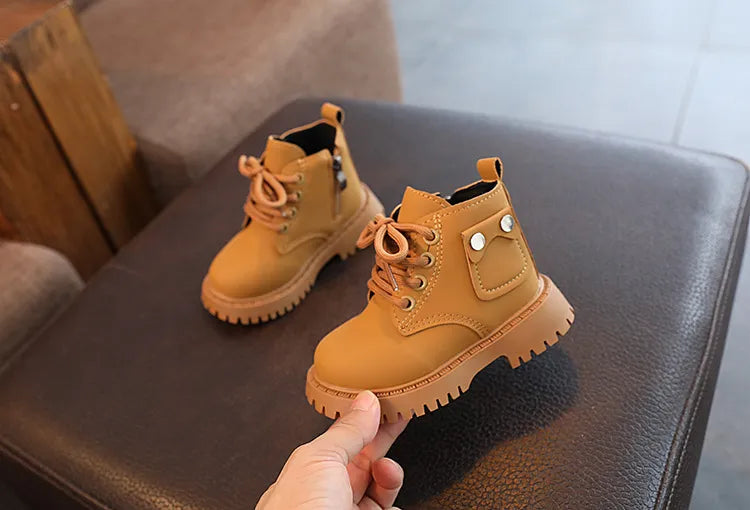 Bota infantil con botón pequeño
