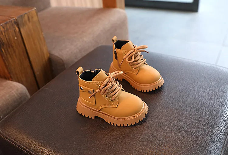 Bota infantil con botón pequeño