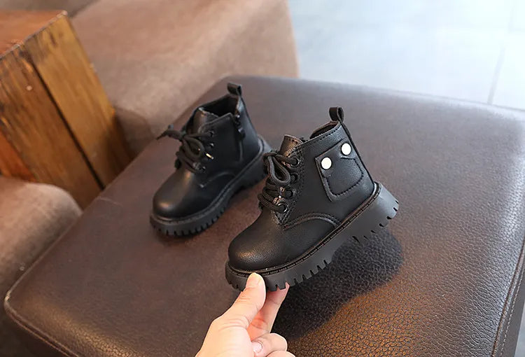 Bota infantil con botón pequeño