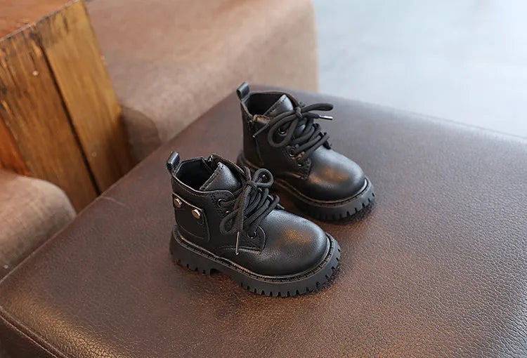 Bota infantil con botón pequeño