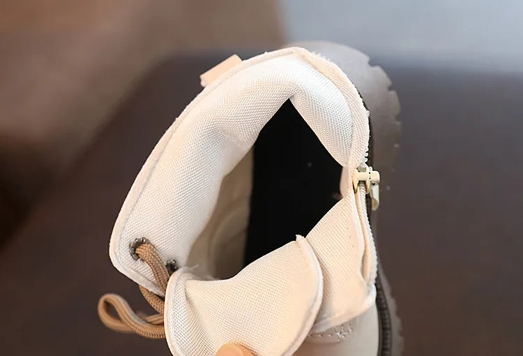 Bota infantil con botón pequeño