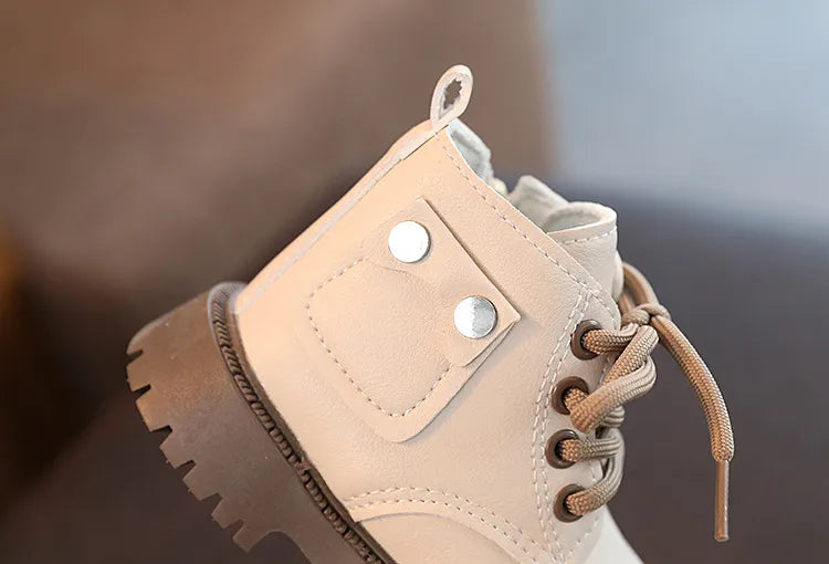 Bota infantil con botón pequeño