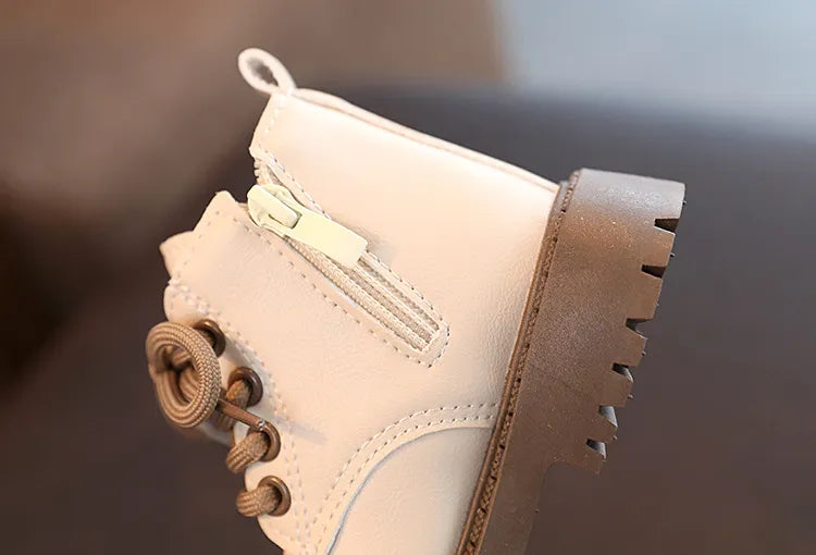 Bota infantil con botón pequeño