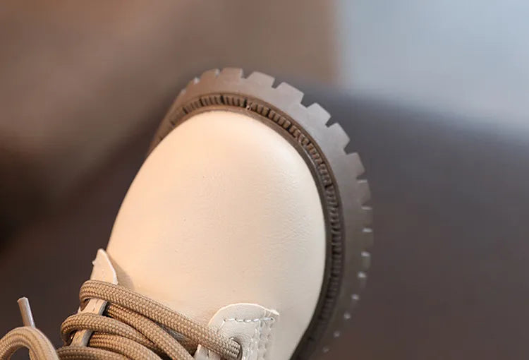 Bota infantil con botón pequeño