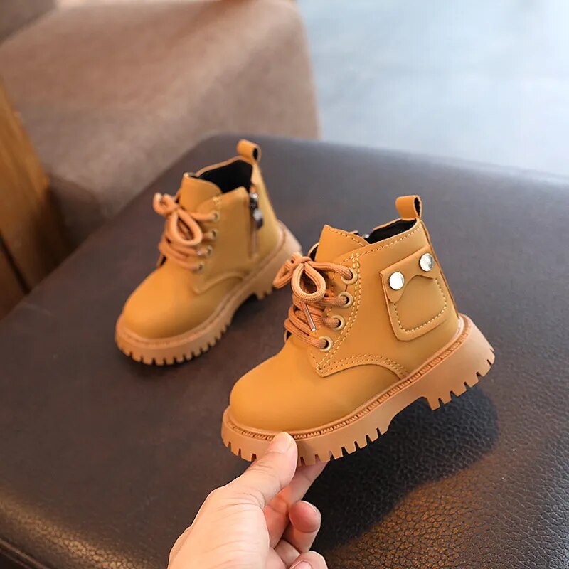 Bota infantil con botón pequeño