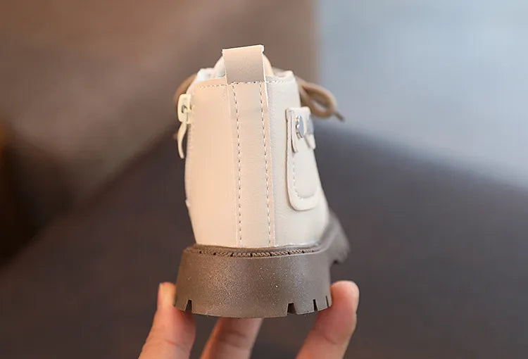 Bota infantil con botón pequeño