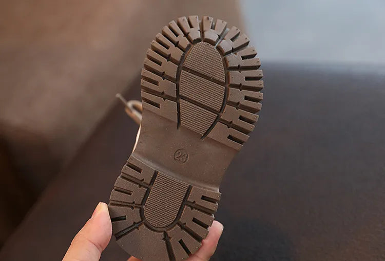 Bota infantil con botón pequeño