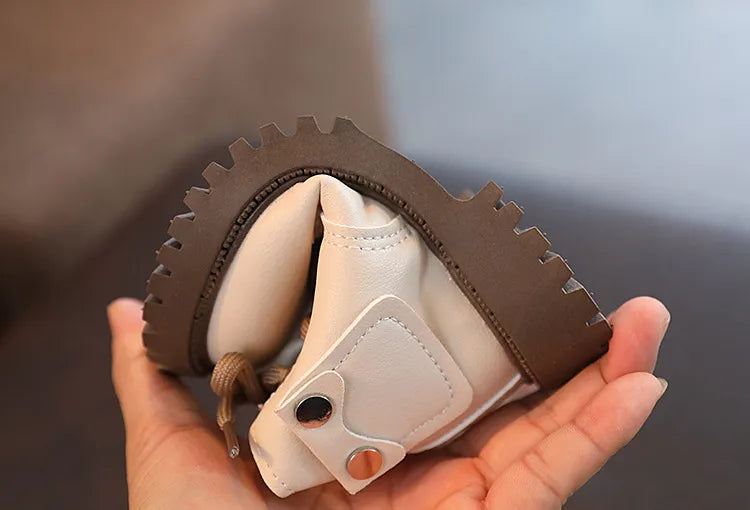 Bota infantil con botón pequeño
