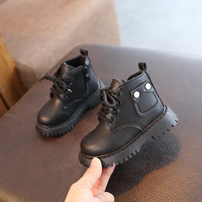 Bota infantil con botón pequeño
