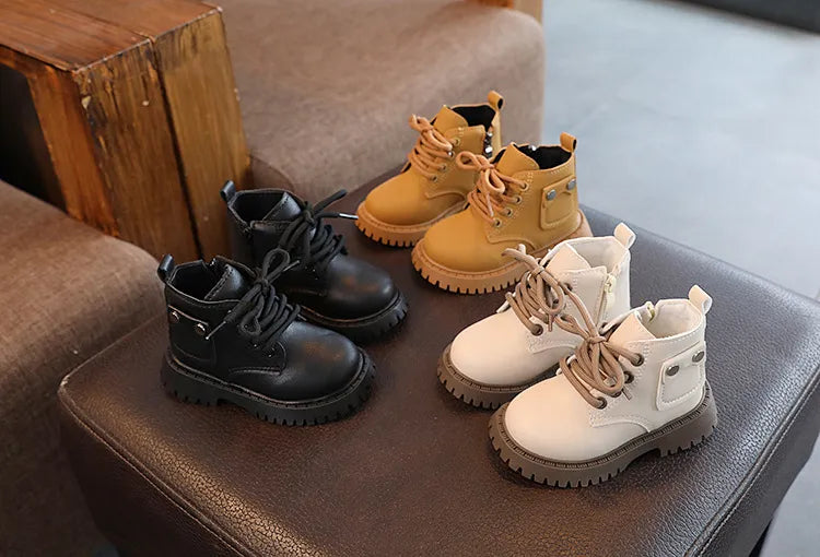 Bota infantil con botón pequeño