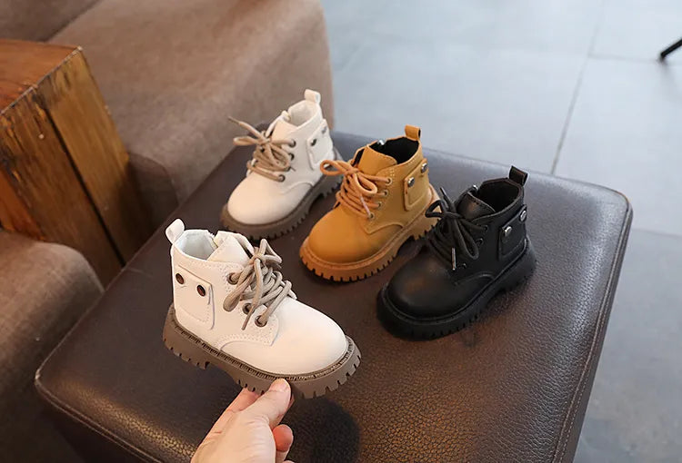 Bota infantil con botón pequeño