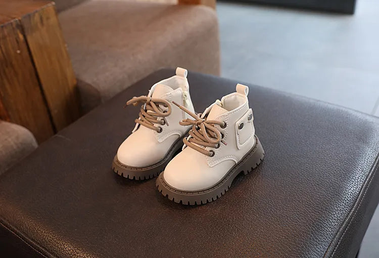 Bota infantil con botón pequeño