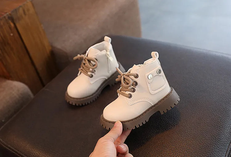 Bota infantil con botón pequeño
