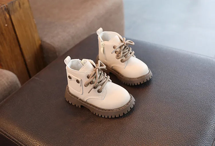 Bota infantil con botón pequeño