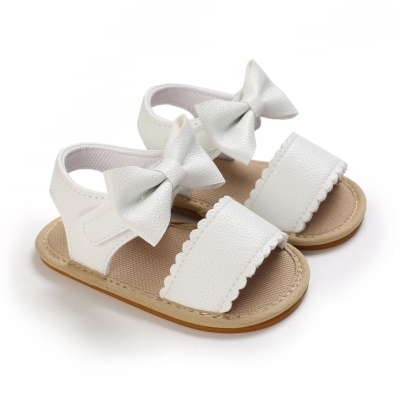 Sandalia con lazo y velcro