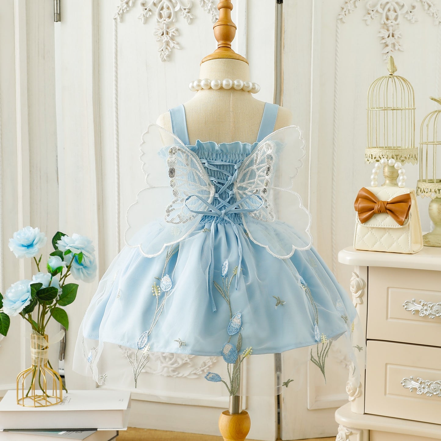 Vestido bordado con alas de mariposa