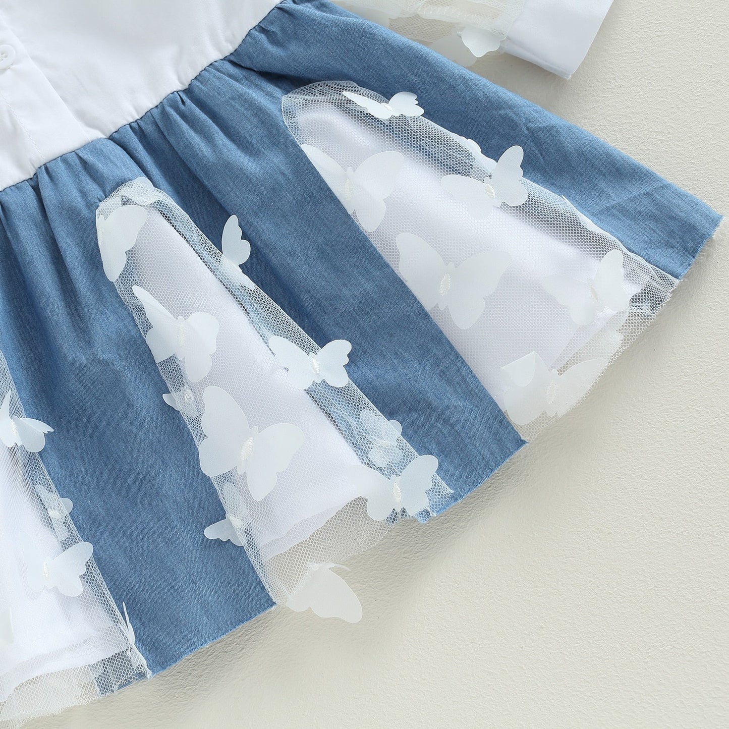 Vestido transparente de manga larga con solapa y estampado de mariposas