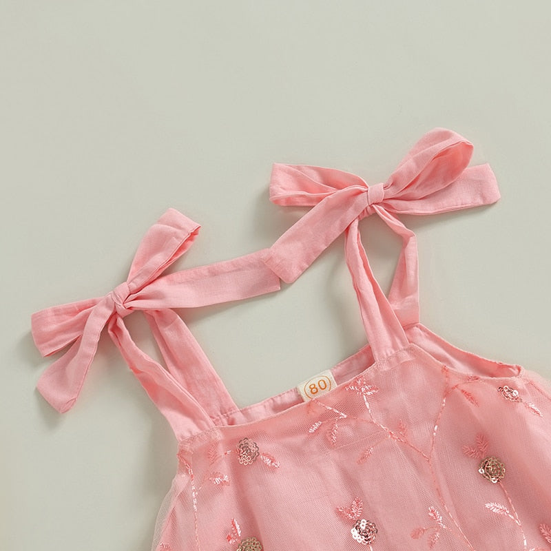 Vestido infantil con tirantes y lazo de tul