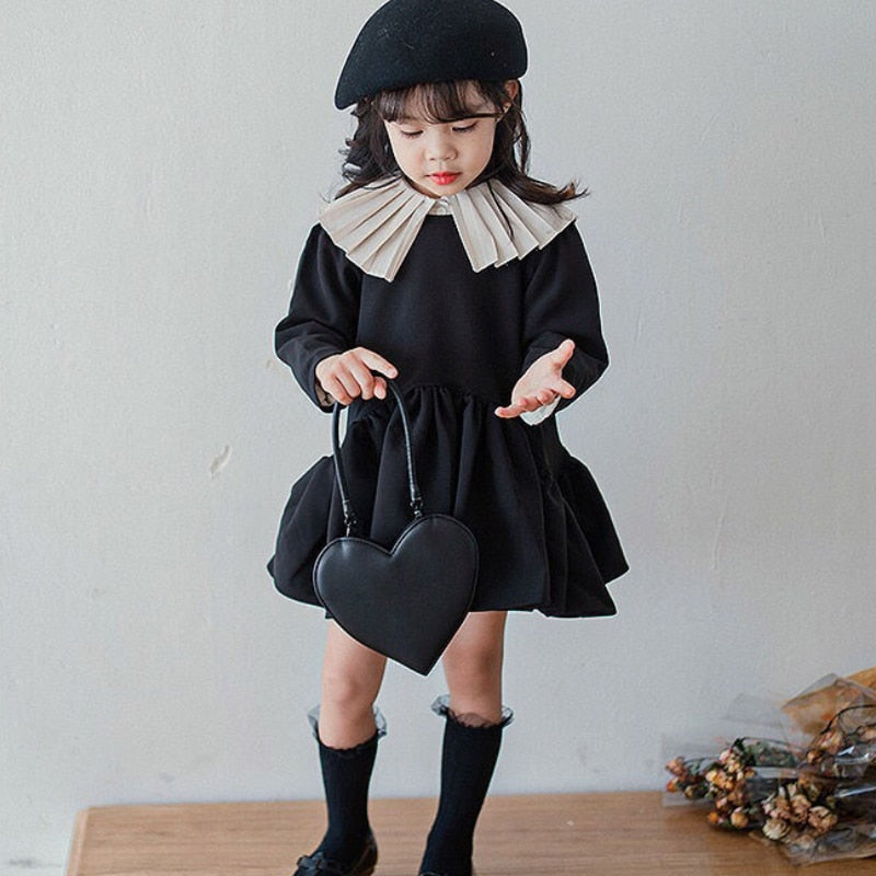 Vestido negro y cuello blanco para niños