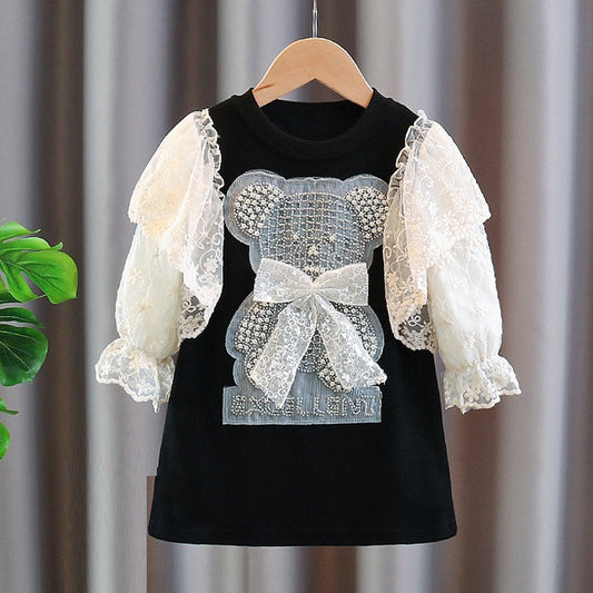 Vestido infantil con oso y encaje.